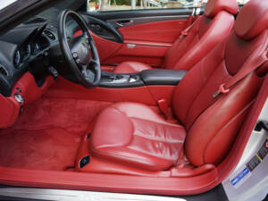 Image 40/50 of Mercedes-Benz SL 55 AMG (2004)