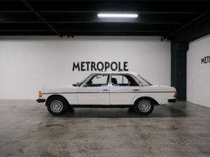 Immagine 5/27 di Mercedes-Benz 230 (1977)