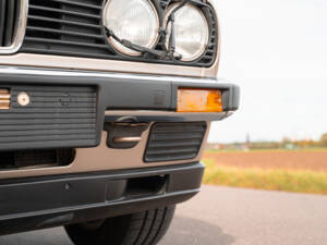 Image 19/80 de BMW 320i (1983)