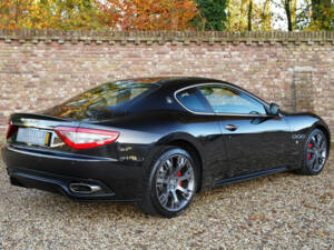 Bild 43/50 von Maserati GranTurismo S (2010)