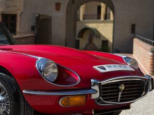 Image 4/36 de Jaguar E-Type V12 (2+2) (1972)