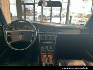 Bild 8/28 von Mercedes-Benz 190 E 2.5-16 (1990)