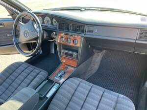 Bild 6/15 von Mercedes-Benz 190 E 1.8 (1992)