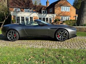 Image 12/40 de Aston Martin DB 11 Volante (2018)