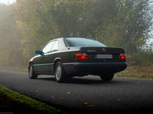 Image 16/36 de Mercedes-Benz 300 CE (1990)