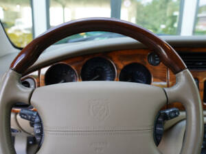 Image 34/50 of Jaguar XKR (2001)