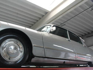 Image 8/50 of Citroën DS 19 Pallas (1972)