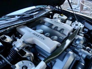 Immagine 43/50 di Aston Martin V12 Vanquish (2002)