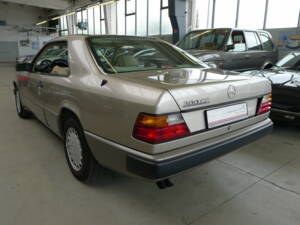 Image 28/33 of Mercedes-Benz 300 CE (1988)