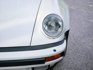 Image 30/31 de Porsche 911 Carrera 3.2 (1987)