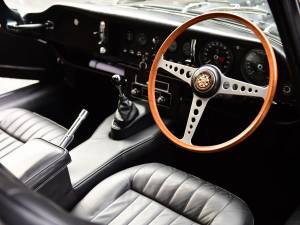 Bild 25/50 von Jaguar E-Type (2+2) (1966)