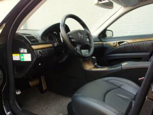Image 35/98 of Mercedes-Benz E 63 AMG T (2008)