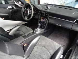 Bild 28/31 von Porsche 911 Carrera 4 GTS (2011)