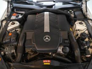 Image 11/50 of Mercedes-Benz SL 500 (2005)