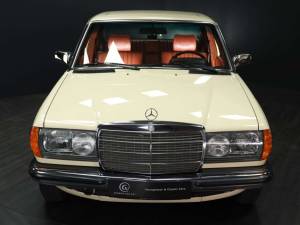 Imagen 9/30 de Mercedes-Benz 200 (1982)