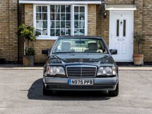 Image 12/37 of Mercedes-Benz E 320 (1995)
