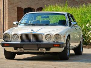 Image 3/7 of Jaguar XJ 6 4.2 (1982)