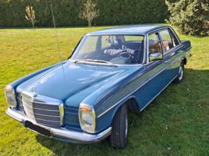 Image 2/13 of Mercedes-Benz 230&#x2F;4 (1974)