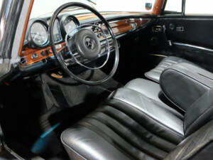 Image 15/33 of Mercedes-Benz 280 SE (1968)