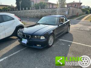 Image 1/10 de BMW 320i (1999)