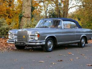 Image 17/50 of Mercedes-Benz 220 SE Cabriolet (1966)