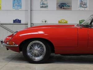 Image 5/11 of Jaguar E-Type (1968)