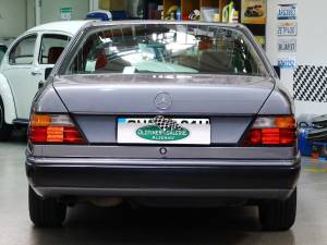 Image 9/23 of Mercedes-Benz 300 CE (1990)