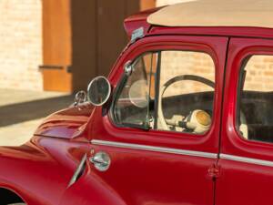 Image 32/50 of Renault 4 CV Decapotable (1957)