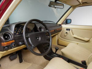 Bild 18/43 von Mercedes-Benz 230 TE (1985)