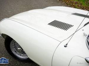 Image 18/45 of Jaguar Type E 4.2 (1966)