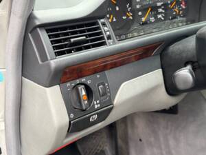 Imagen 30/100 de Mercedes-Benz 300 CE (1992)