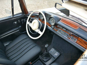 Image 18/50 de Mercedes-Benz 280 SE 3,5 (1971)