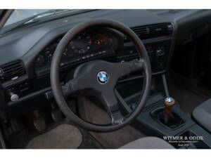 Image 50/50 de BMW 320i Touring (1989)