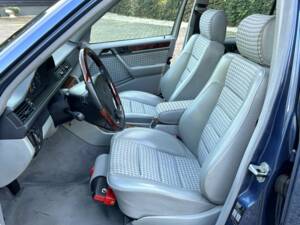 Image 4/24 of Mercedes-Benz 500 E (1993)