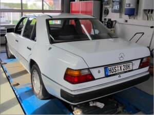 Bild 3/71 von Mercedes-Benz 300 E 4-Matic (1990)