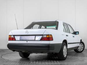 Imagen 43/50 de Mercedes-Benz 200 (1986)