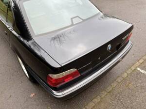 Image 34/50 de BMW 735i (2001)