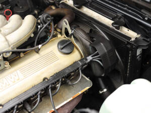 Image 70/83 de BMW 325i (1990)
