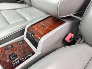 Imagen 31/100 de Mercedes-Benz 300 CE (1992)