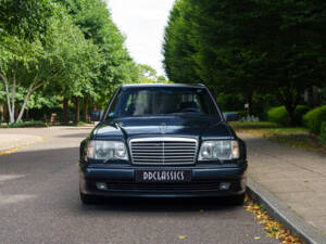 Imagen 5/27 de Mercedes-Benz E 500 Limited (1994)