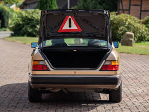Image 19/40 of Mercedes-Benz 300 CE (1987)