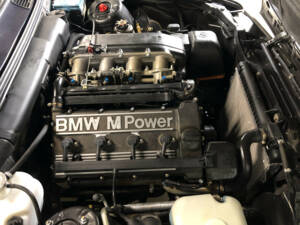 Image 24/28 of BMW M3 (1990)