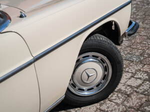 Image 2/45 de Mercedes-Benz 220 (1969)