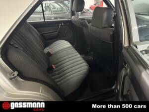 Image 13/15 of Mercedes-Benz 190 E (1985)