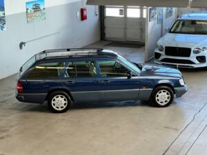 Image 1/40 de Mercedes-Benz E 300 T 4MATIC (1994)