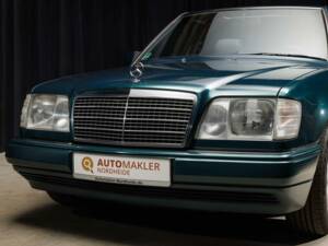Bild 2/40 von Mercedes-Benz E 220 (1995)