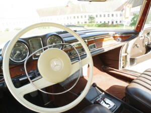 Image 30/73 de Mercedes-Benz 280 SE (1969)