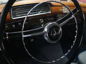 Afbeelding 7/50 van Mercedes-Benz 220 S (1959)