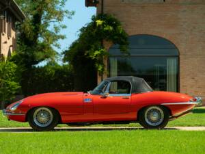 Image 4/50 de Jaguar E-Type 4.2 (1966)