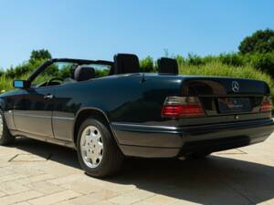 Image 11/50 de Mercedes-Benz 200 CE (1997)